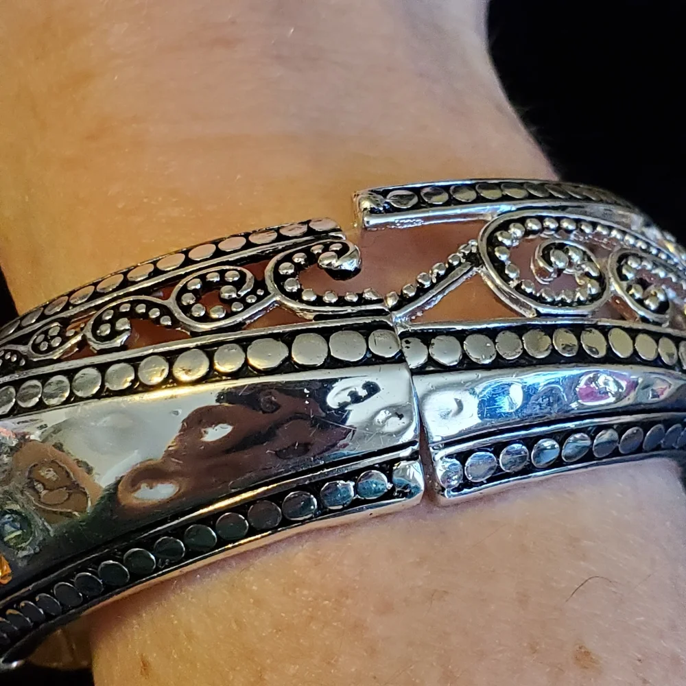 Fashion Leader silvertone scroll stretch bangle bracelet